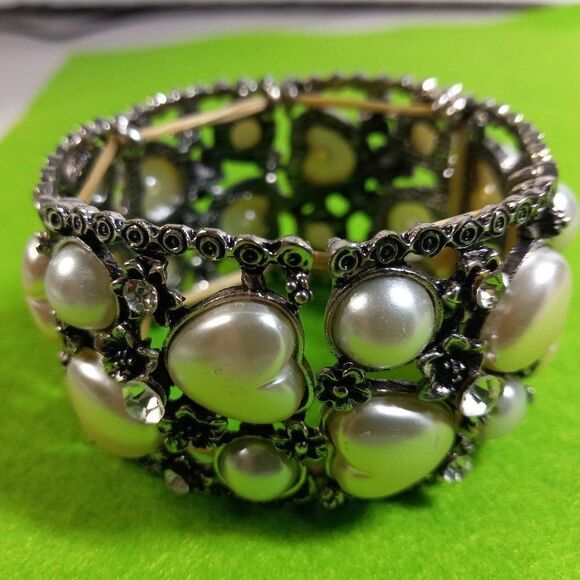 Statement Bracelet Beaded Heart and circle shaped - Picture 1 of 5